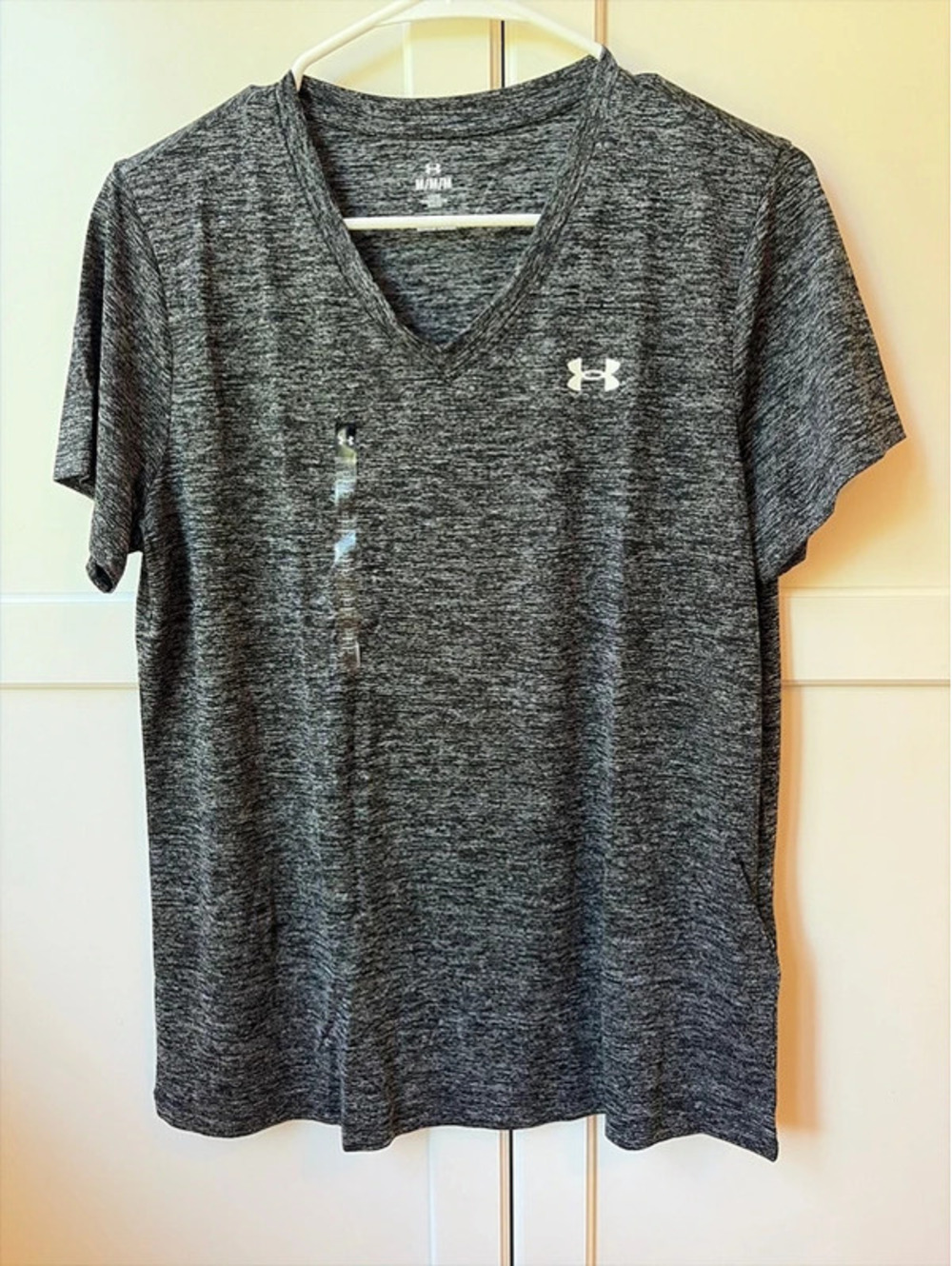 Under Armour Women’s Loose-Fit Athletic V-Neck T-Shirt Medium Gray NWT